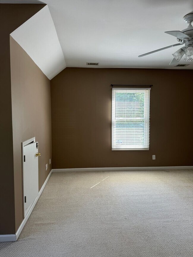 Building Photo - Price & Location!