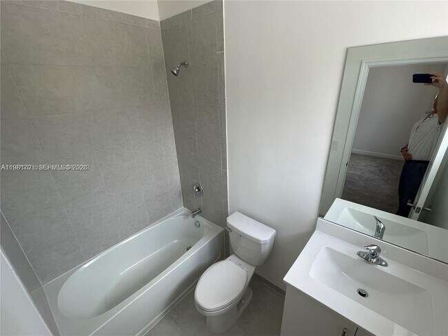 Building Photo - 969 NE 211th St