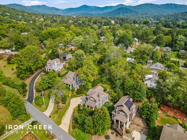 Building Photo - Elegant Contemporary Home in North Asheville