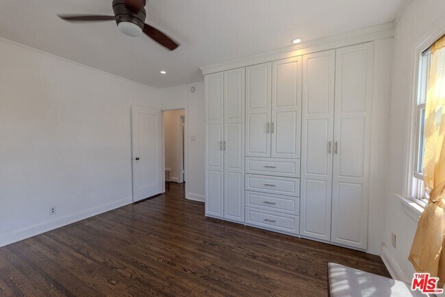 Building Photo - 1067 S Sycamore Ave