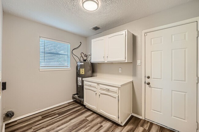 Building Photo - 401 Summer Pl Ct