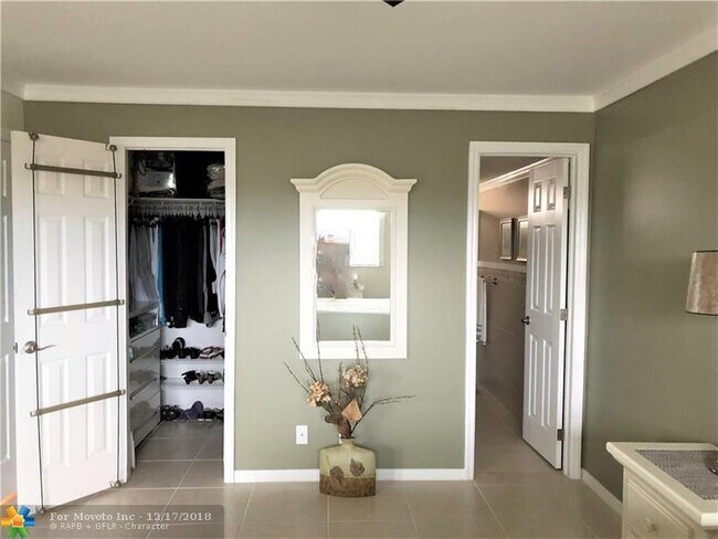 Building Photo - 2515 NE 1st Ct