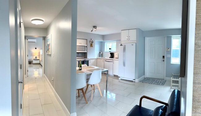 Building Photo - 1705 N Riverside Dr