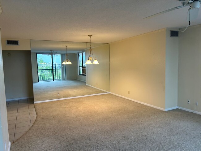 Building Photo - 2/2  Beautiful Condo  in great community