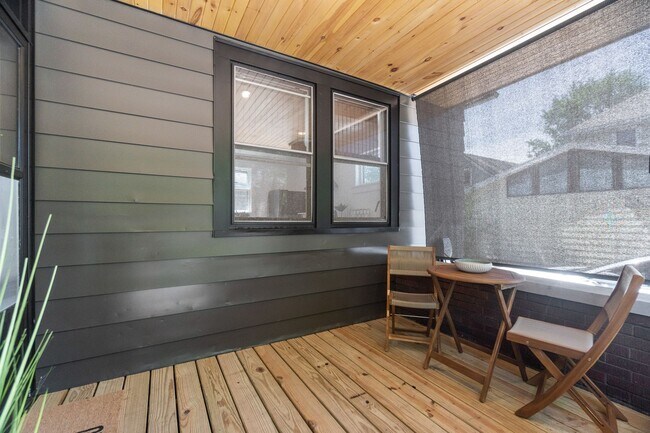 Building Photo - Renovated Historic Townhome — 2BR, 1,000 Sq Ft, West Central