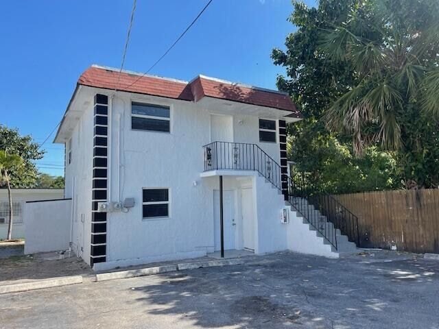 Primary Photo - 302 N Tamarind Ave