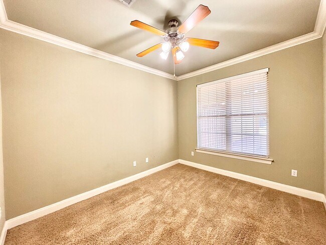Building Photo - Three Bedroom Townhouse in Gated Community...