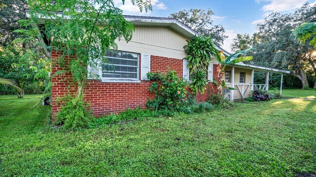 Building Photo - Renovated 3-Bed Furnished Home with Large ...