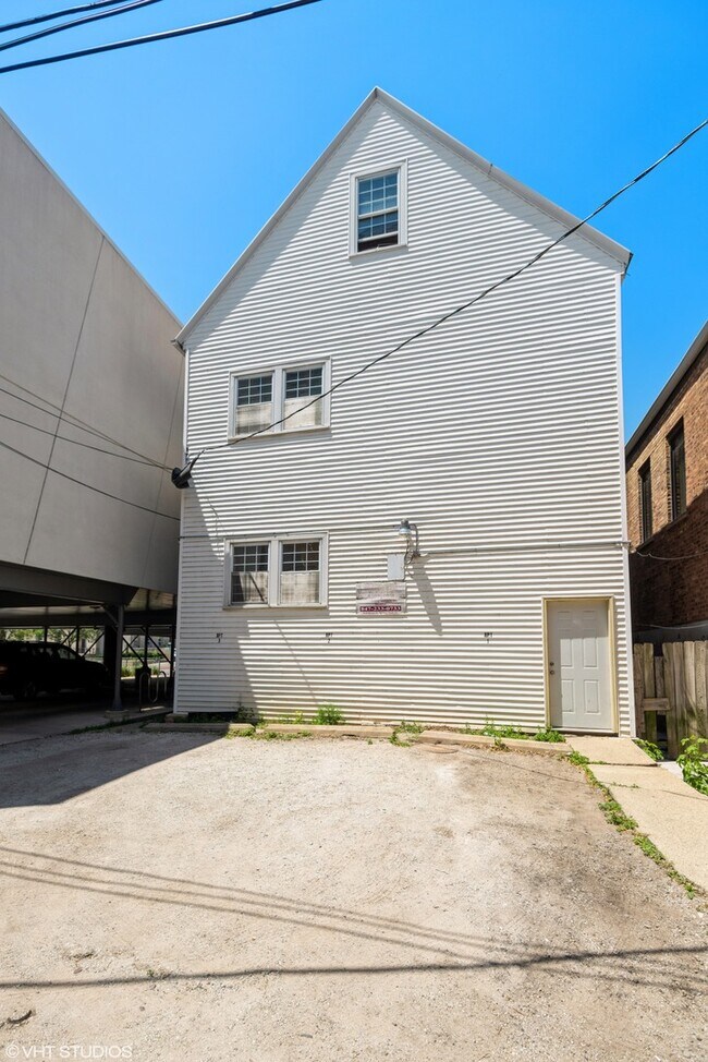 Building Photo - 1633 Oak Ave