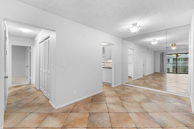 Building Photo - 120 Cypress Club Dr
