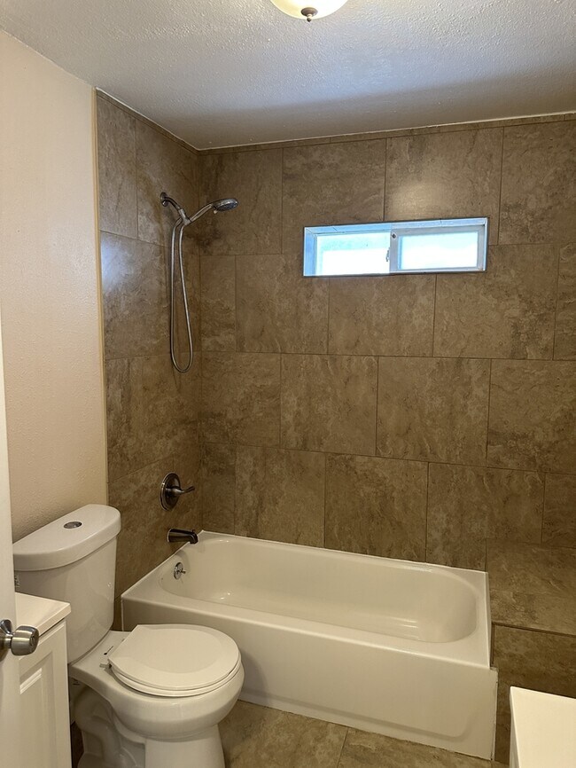 Building Photo - Modesto 3 Bedroom 2 Bathroom Home