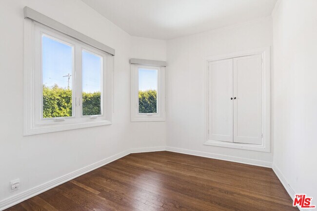 Building Photo - 956 S Longwood Ave