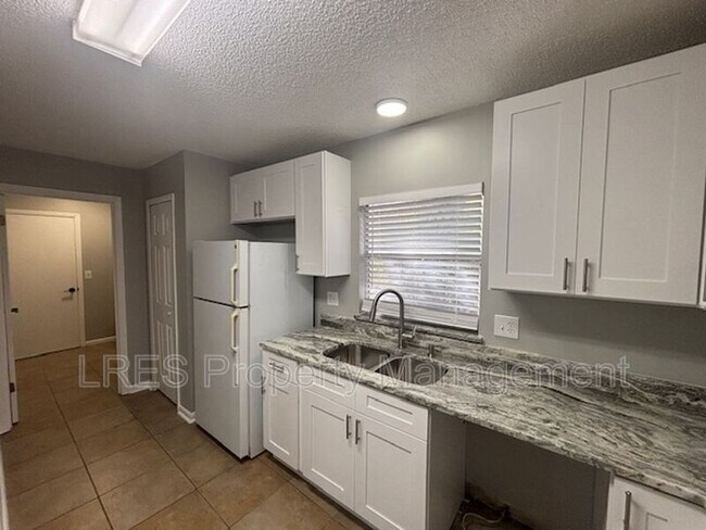 Building Photo - 1004 Stout Ct