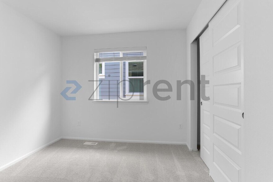 Building Photo - Unit