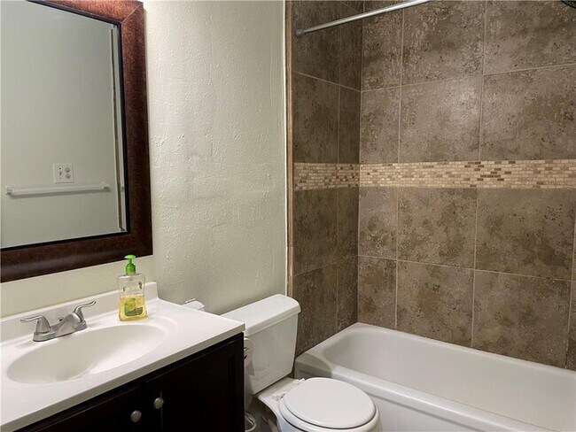 Building Photo - 1161 Lake Ave