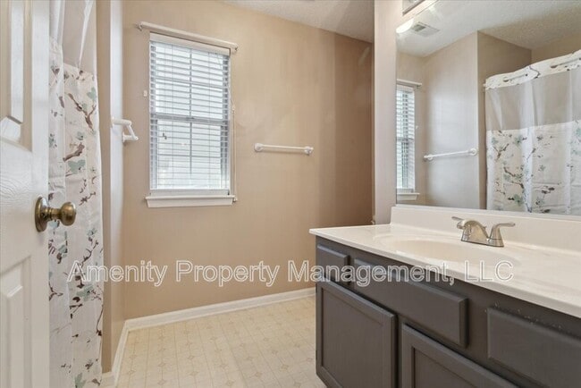 Building Photo - 1628 Willow Cv