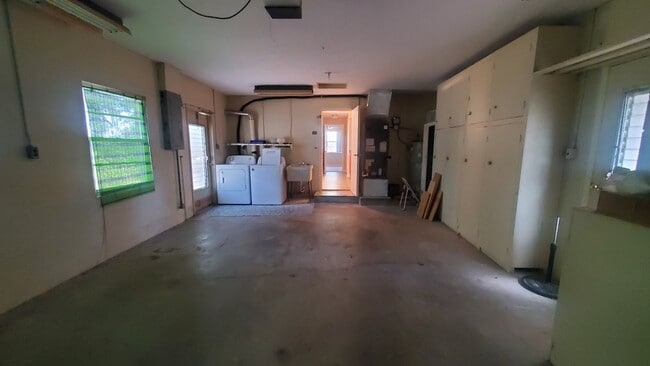 Building Photo - Large 2 Bedroom, 2.5 Bath with large Den and Family Room in Rainbows End, Dunnellon, FL