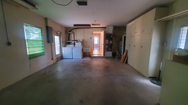 Building Photo - Large 3 Bedroom, 2.5 Bath with large Den and Family Room in Rainbows End, Dunnellon, FL