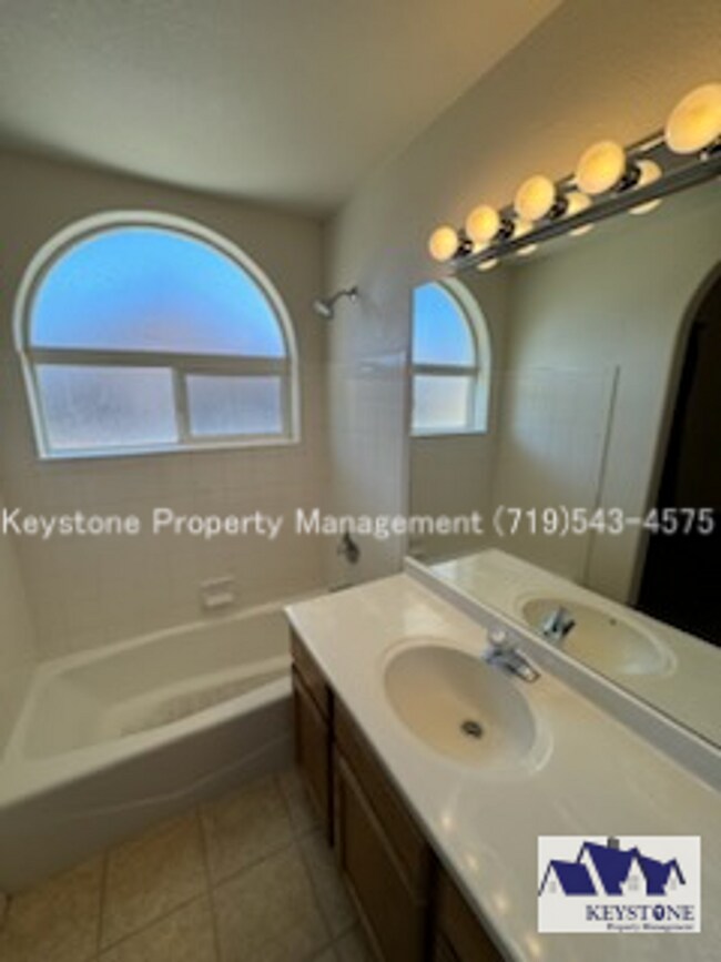 Building Photo - South side Domega Home 3 Bedroom/2 Bath/2 Car Garage $1850/$1850