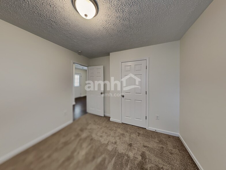 Building Photo - 149 Waters Edge Dr