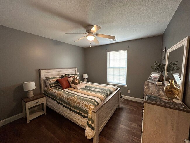 Building Photo - Bradley Point Residence for Rent - 4 Bedroom/2.5 Bath