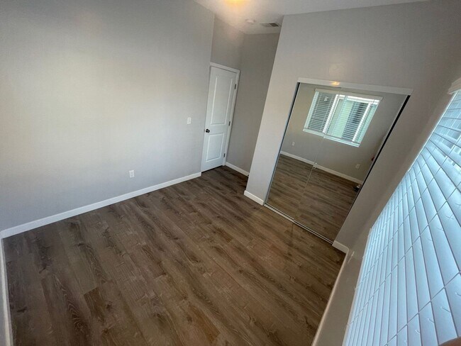 Building Photo - 4BD/2BA with great Yard!