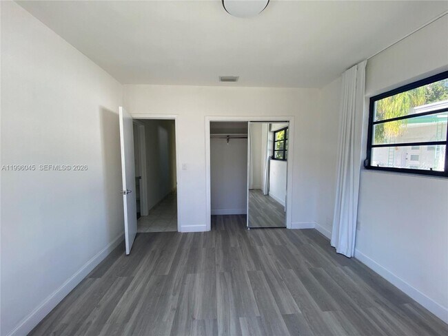 Building Photo - 1101 Bay Dr