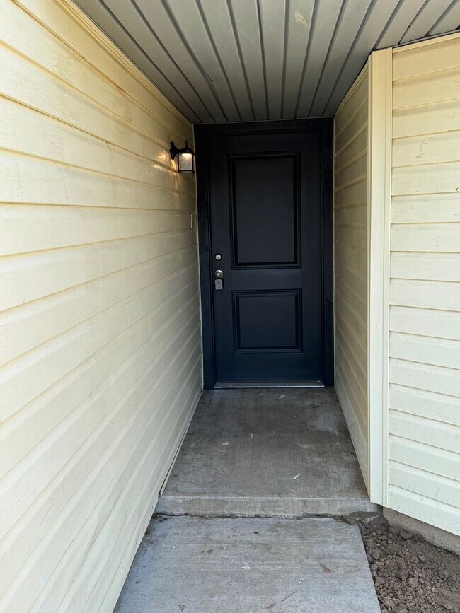 Building Photo - Fully Renovated 3 Bedroom Duplex in the he...
