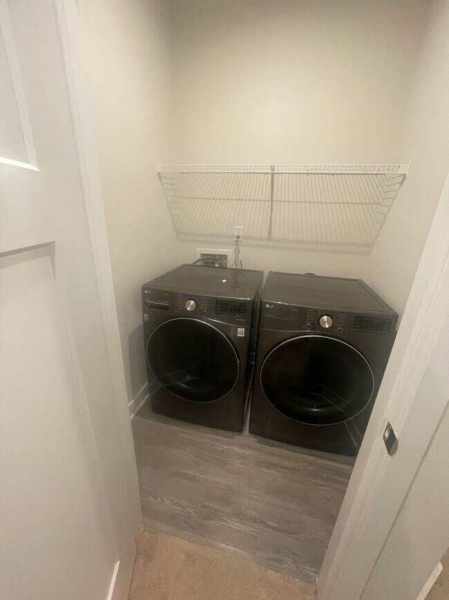 Building Photo - Luxury 3BR Townhome in Langtree- Modern Finishes & Prime Location!