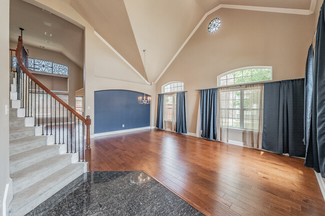 Building Photo - 1605 Buckhorn Dr
