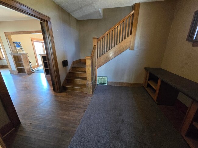 Building Photo - 802-811 11th Ave N