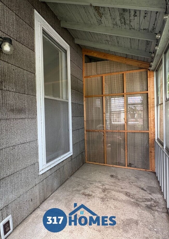 Building Photo - Lovely 2 Bedroom Duplex