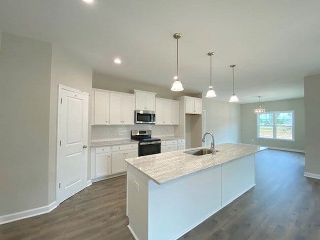 Building Photo - SPACIOUS 4 Bedroom | 2.5 Bathroom in Stone...