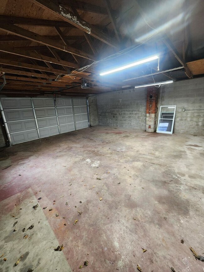 Building Photo - 612 S 8th St