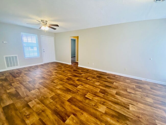 Building Photo - 3 Bed Home close to FT Campbell and I-24
