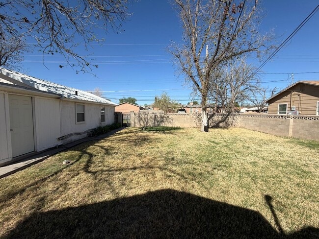 Building Photo - 3 Bed 1 Bath Home