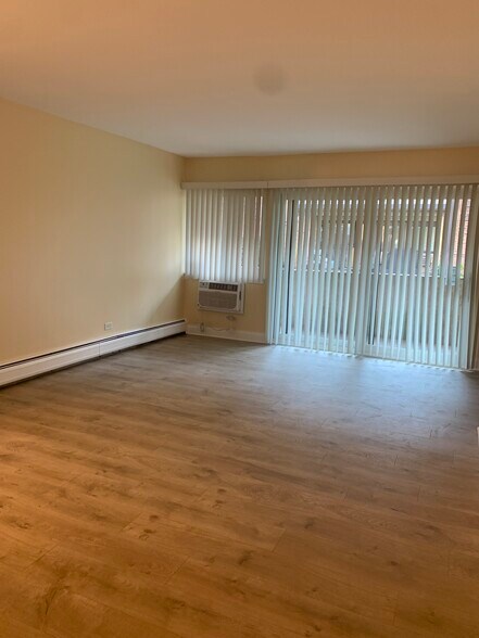 Living room view from main entrance - 1813 Hemlock Pl
