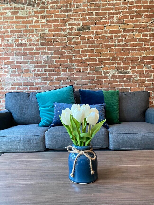 Building Photo - 83 Hanover St