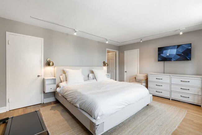 Building Photo - 2909 N Sheridan Rd