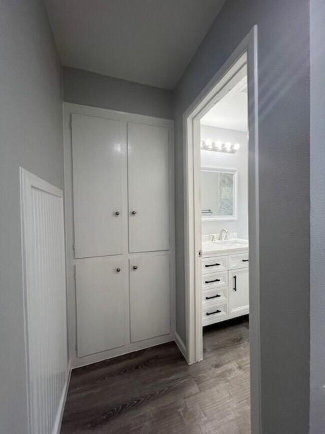 Building Photo - 304 N Oak St