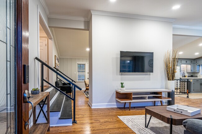 Building Photo - 702 Chambers Dr NE