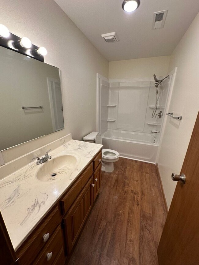 Building Photo - 2 Bedroom 1 Bath Duplex for Rent!