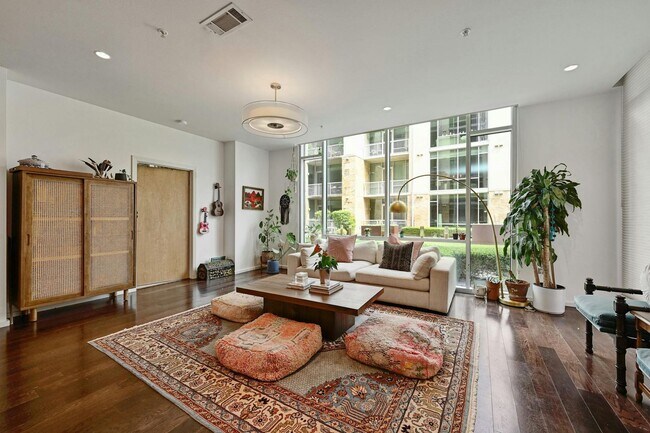 Building Photo - Prime Location, Luxurious Living!