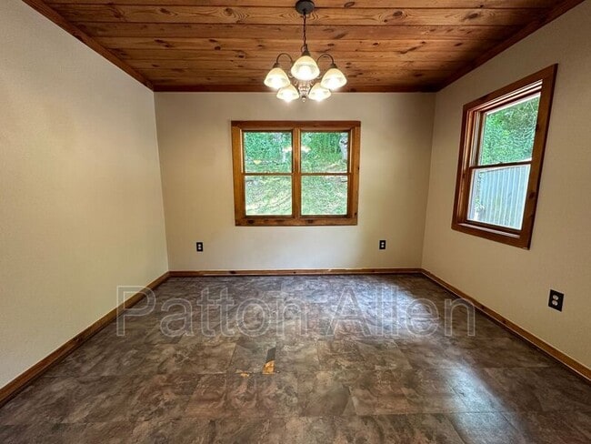 Building Photo - 267 Davis Creek Rd