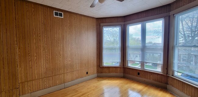Building Photo - 2155 N Kilbourn Ave