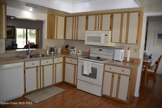Building Photo - 1045 Pine Island Rd