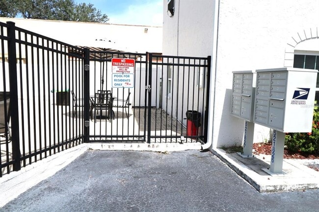 Building Photo - 5712 Townhouse Dr