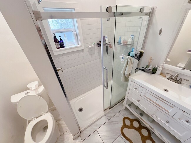 Building Photo - Pre-Leasing for September - 4bed/2bath House