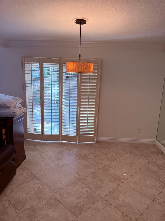 Building Photo - Updated 3BD/2.5BA 2-Story Townhouse in Pri...