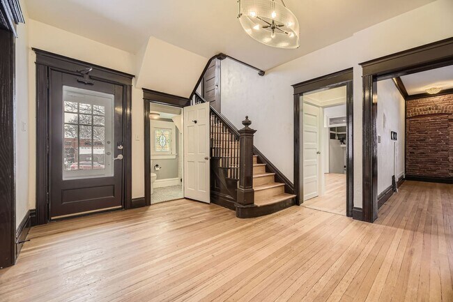 Building Photo - Beautiful 3-bedroom/2 bath unit in an Updated Victorian home in City Park! All utilities included...